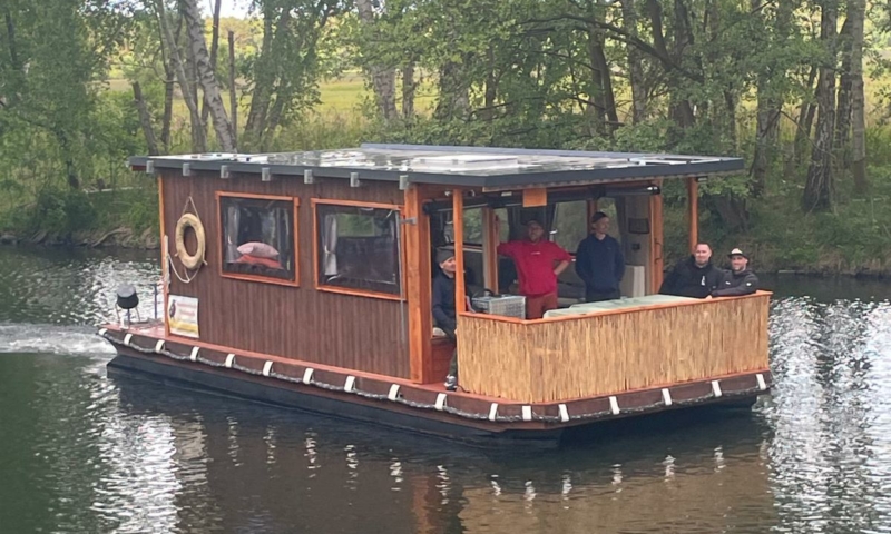 Hausboot IIII / FS-frei (groß) bis 8 Personen, 10,50m x 3,70m